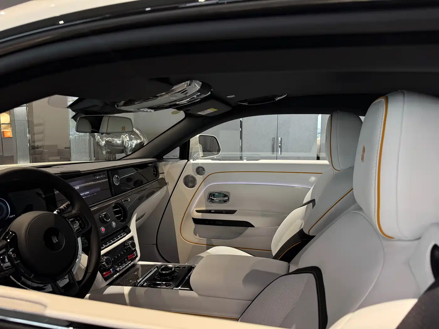 Rolls-Royce Spectre фото 10
