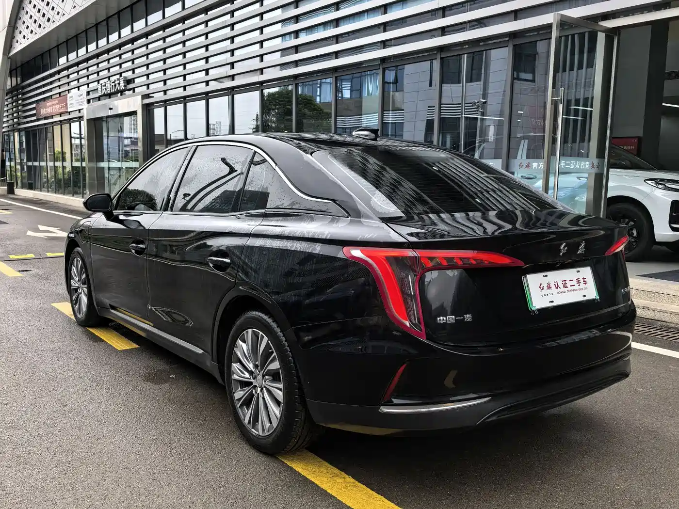 Hongqi E-QM5 2024 Model 450km Travel Edition фото 14