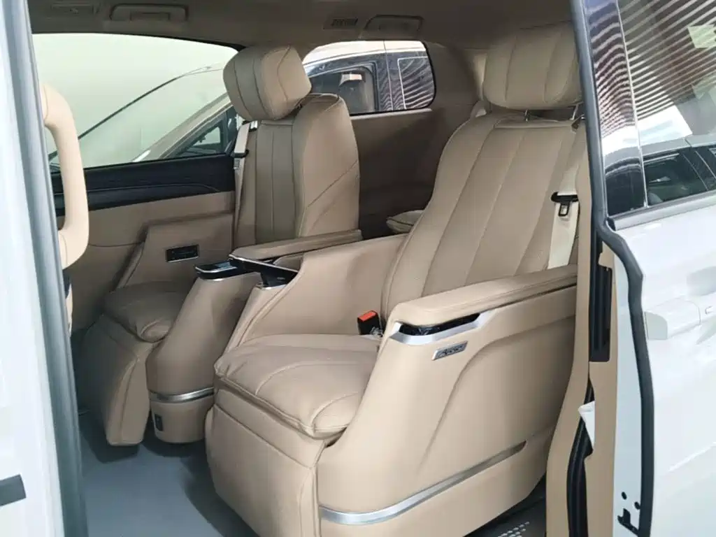 Photo 17 - Buick GL8