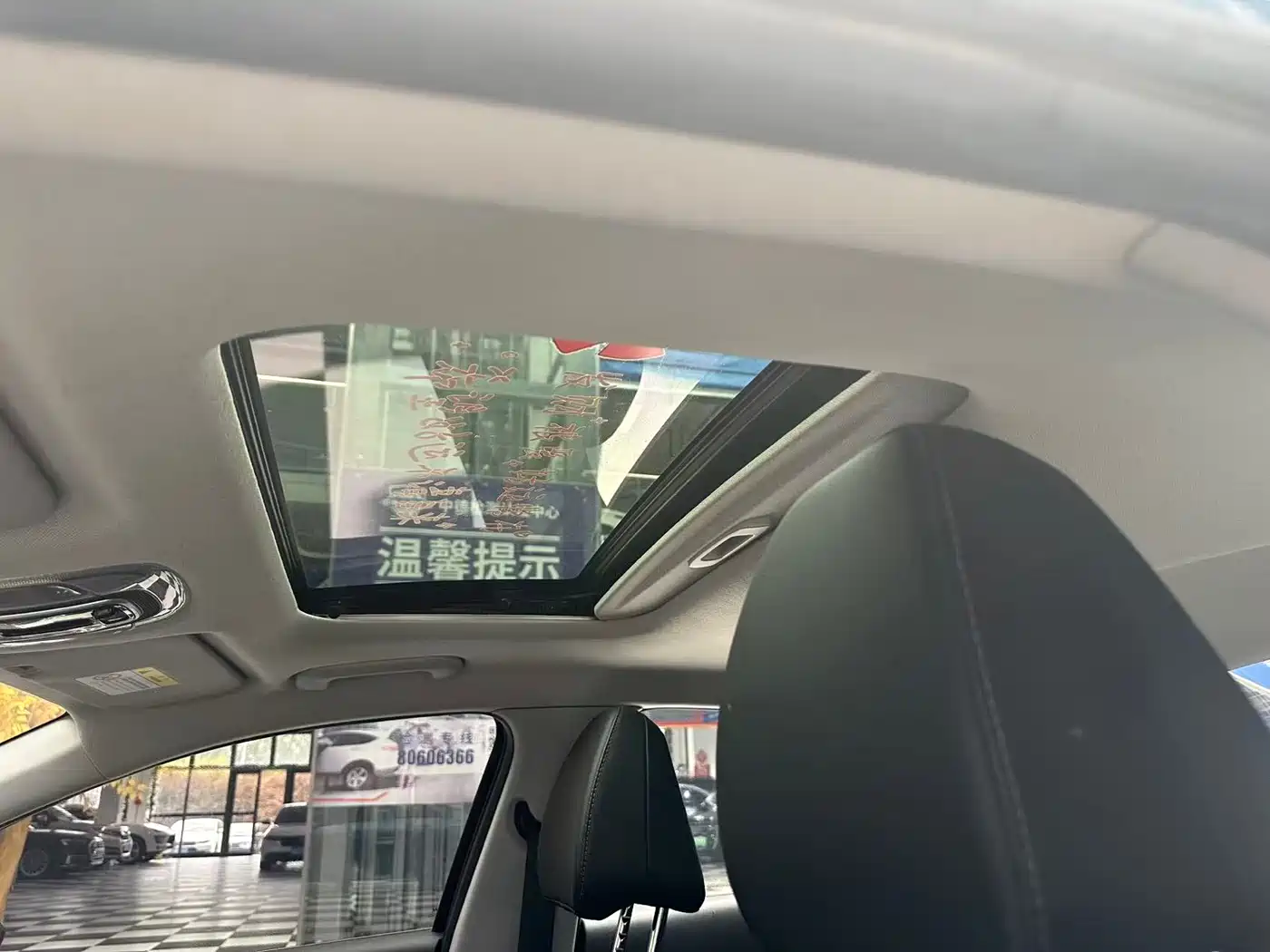 Hyundai Elantra 2022 1.5L CVT LUX Premium Edition фото 12