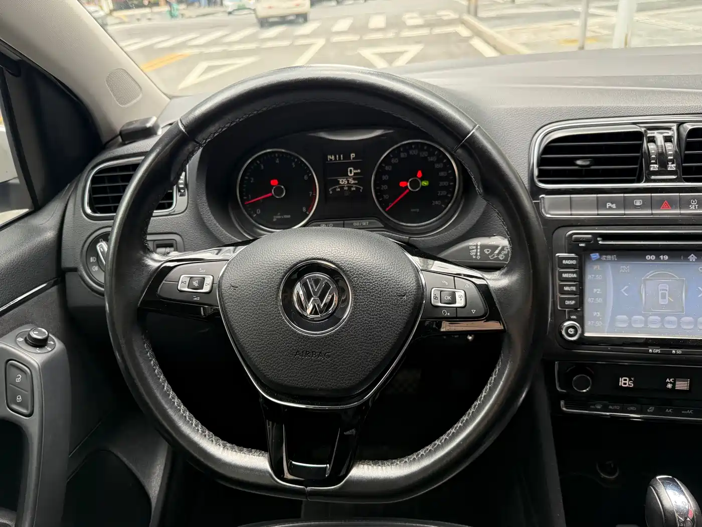 Volkswagen Polo 2014 1.6L Automatic Luxury Edition фото 15