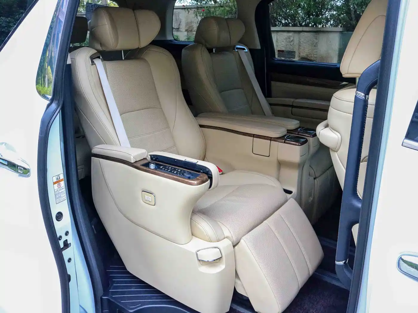 Toyota Alphard 2018 3.5L Premium фото 8