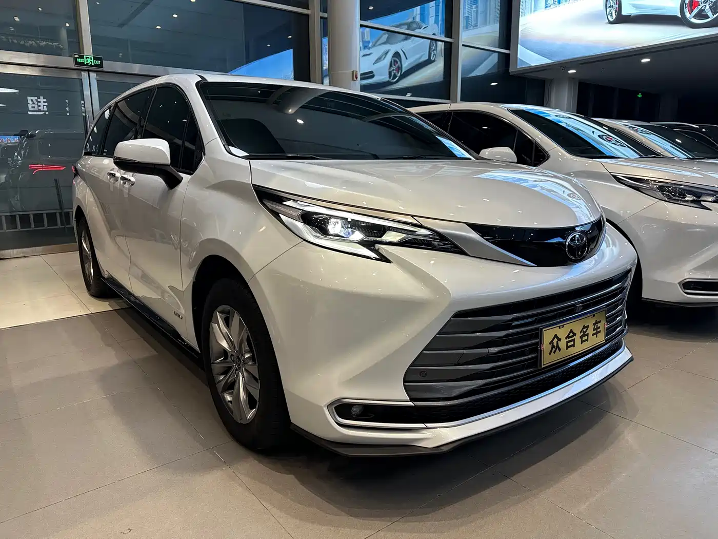 Toyota Sienna 2024 2.5L Hybrid 4WD Premium Edition фото 3