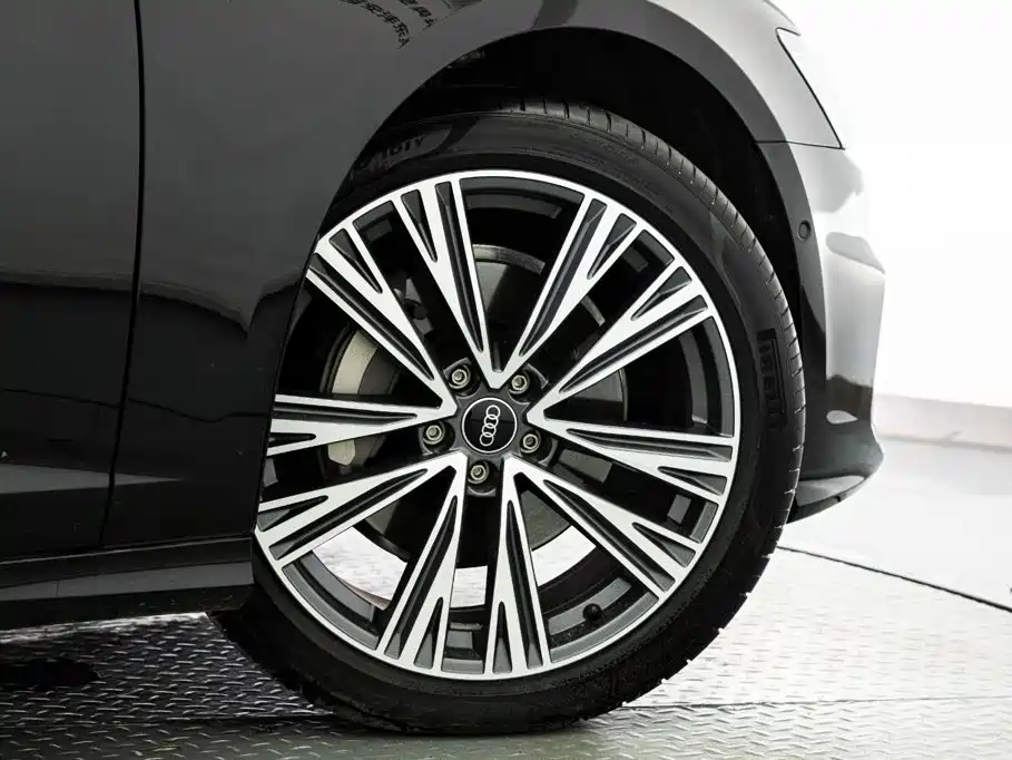 Фото 17 - Audi A6L