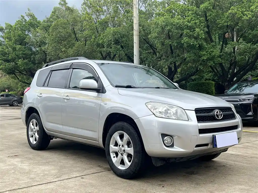 Toyota RAV4 Rongfang 2011 2.0L Automatic Classic Edition фото 3