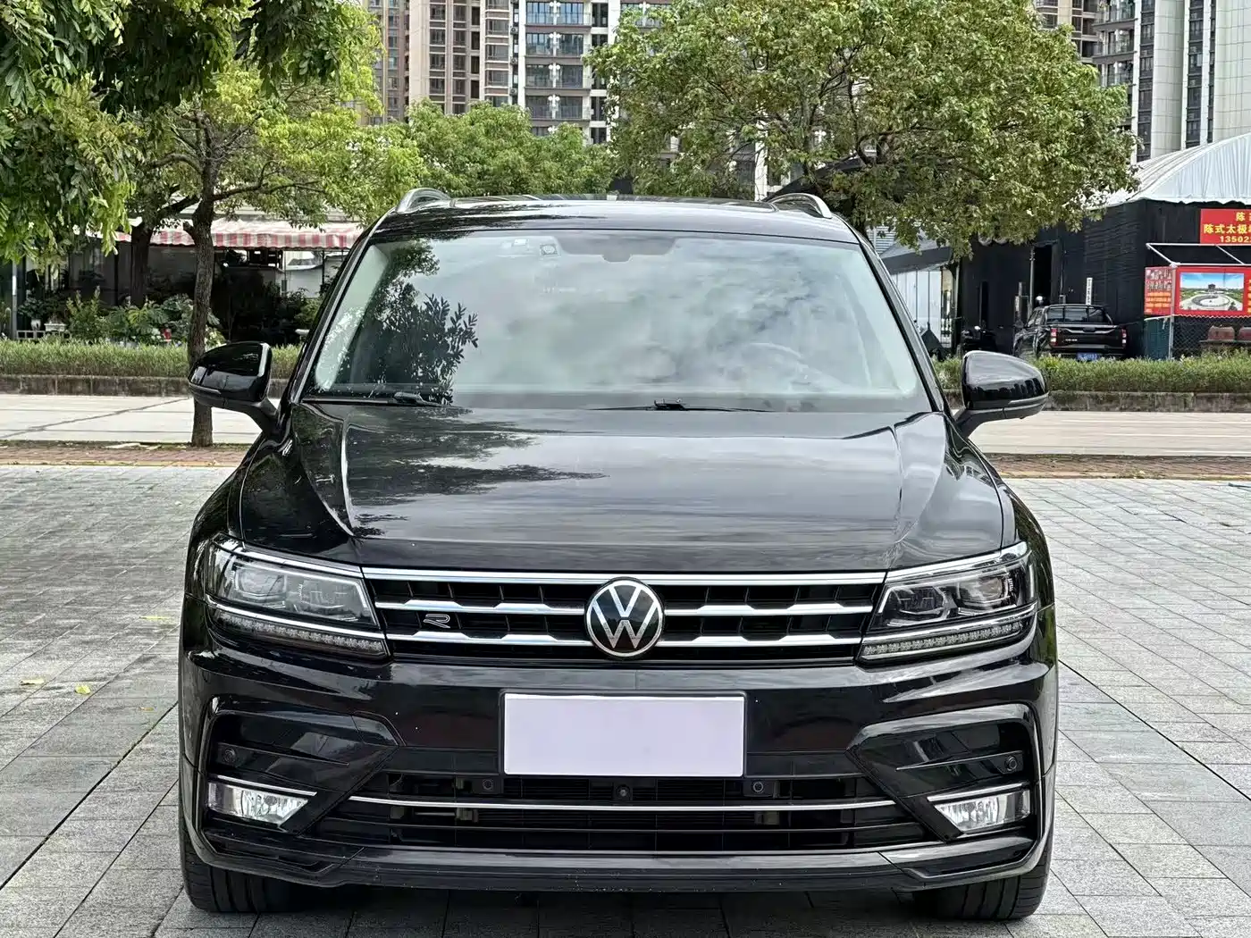 Photo 2 - Volkswagen Tiguan L