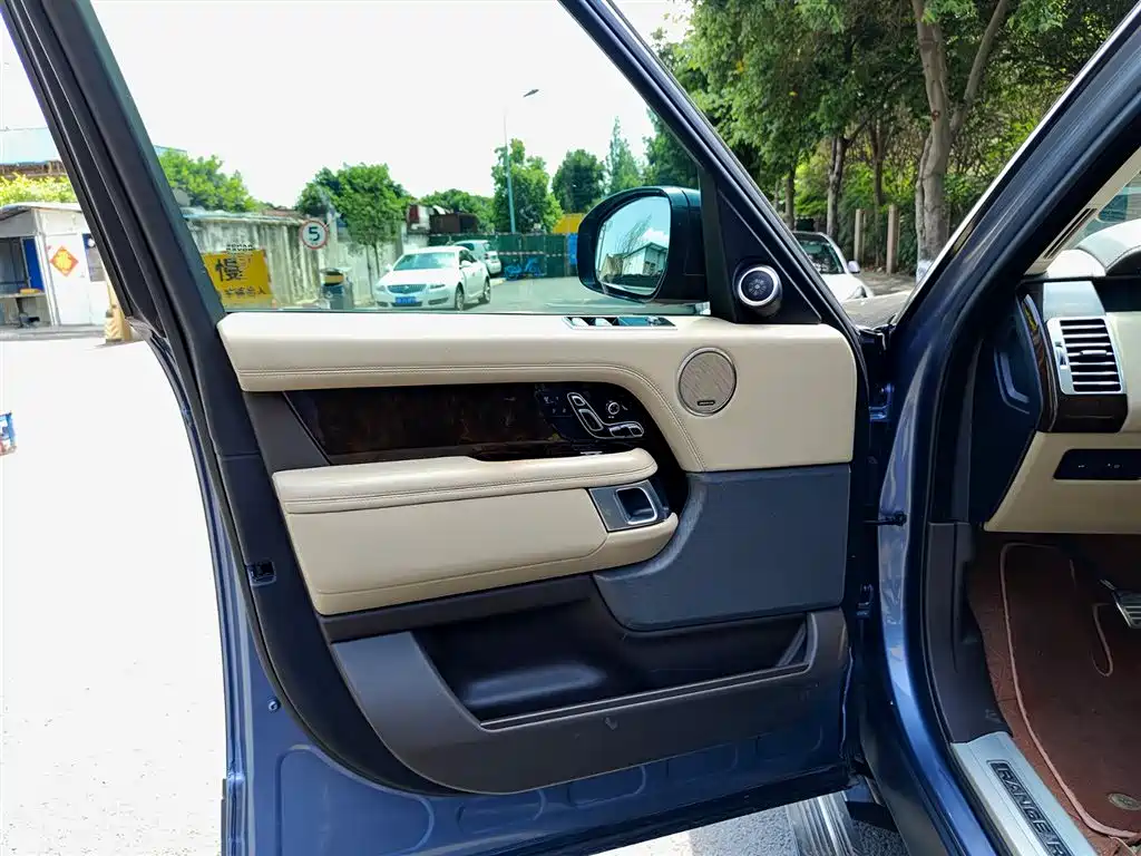 Land Rover Range Rover 2021 3.0 L6 Heritage Extended Classic Edition фото 6