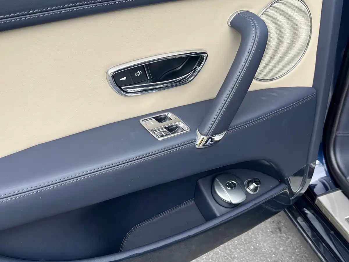 Фото 28 - Bentley Flying Spur