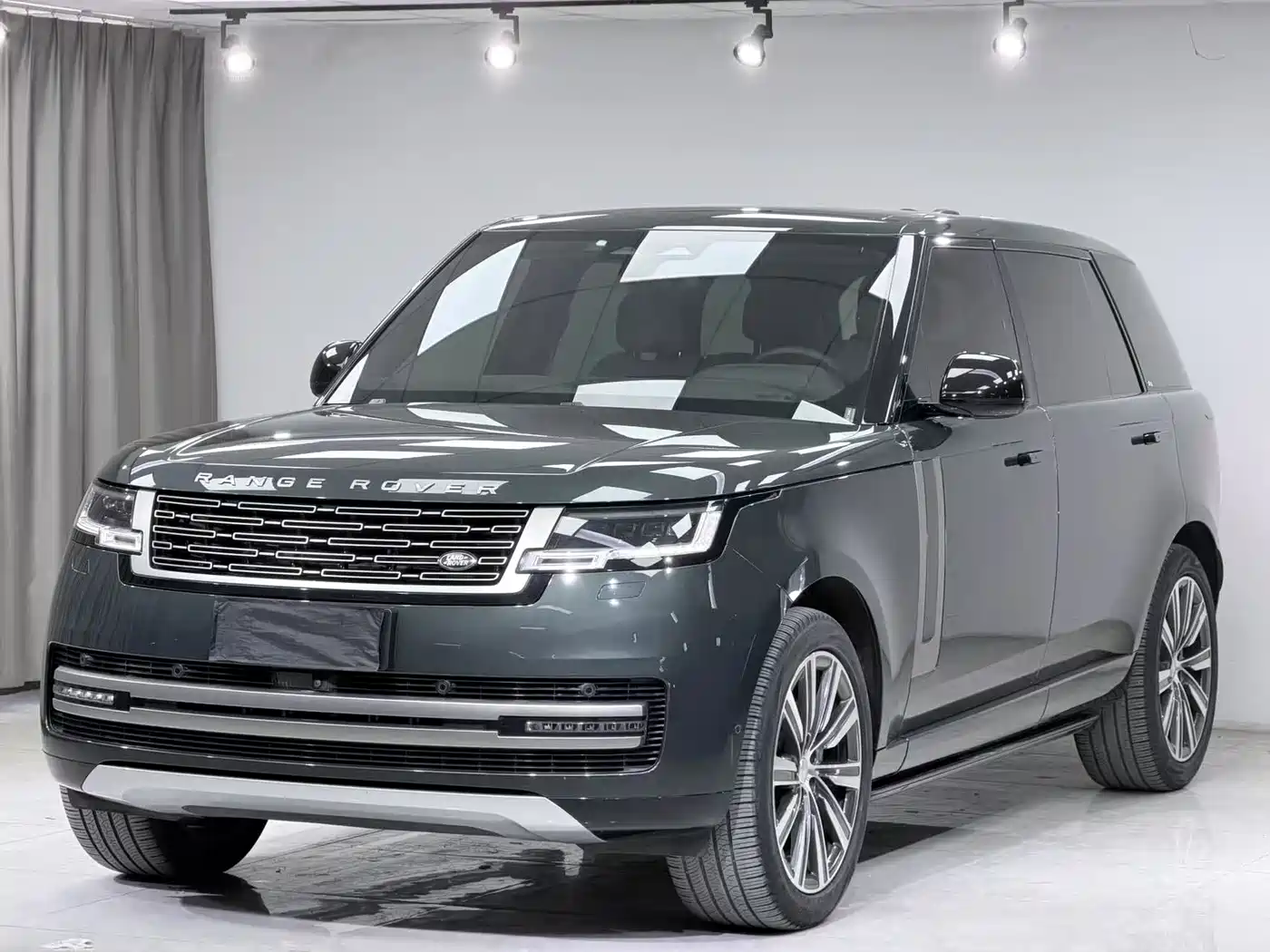 Land Rover Range Rover 2023 3.0 L6 400PS Golden Age 7-Seater Long Wheelbase фото 2