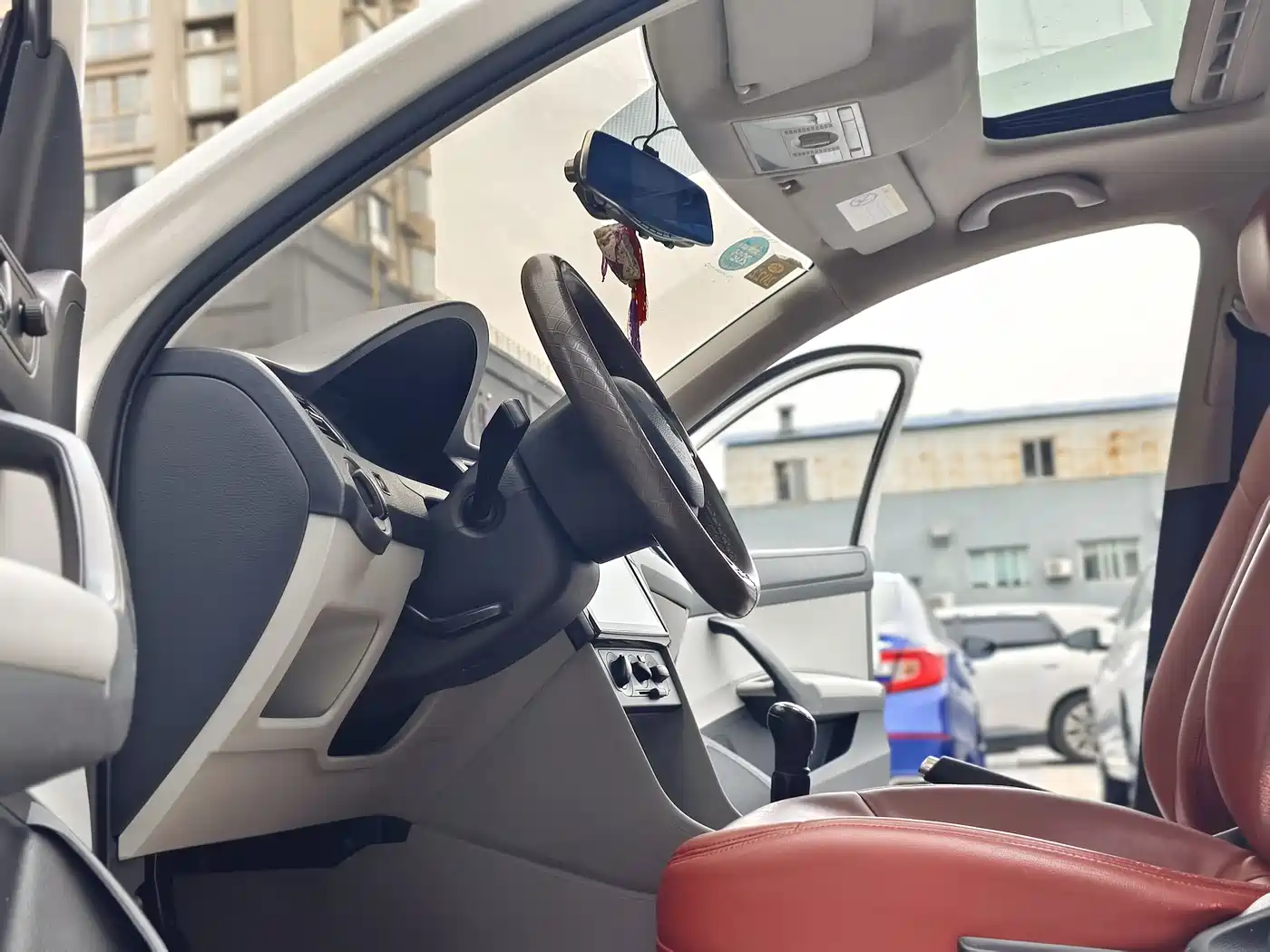 Škoda Rapid 2016 1.6L Manual Pioneer Edition фото 9