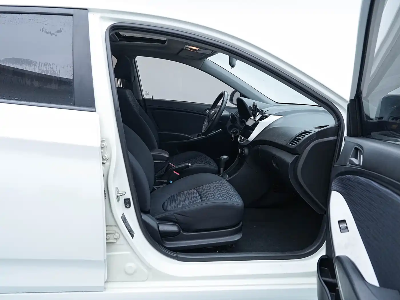 Hyundai Reina 2014 Model 1.4L Automatic GLX фото 20
