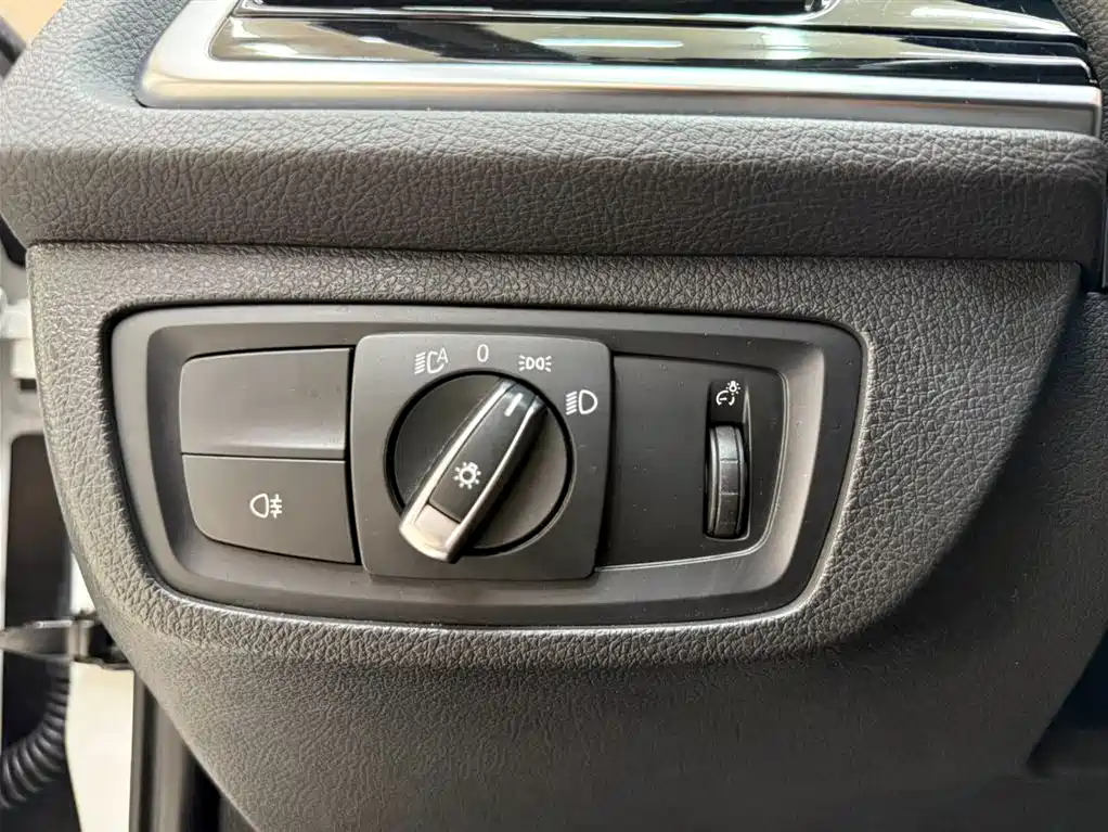 BMW 1 Series 2022 120i M Sport Shadow Edition фото 9