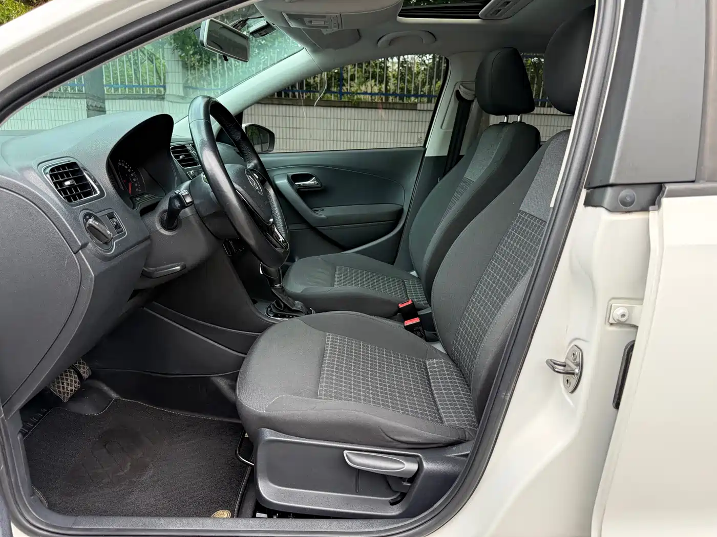 Volkswagen Polo 2016 1.6L Automatic Comfort фото 12