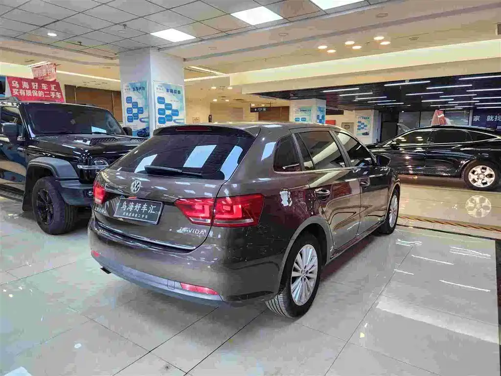 Volkswagen Lavida Tour 2015 1.6L Automatic Comfort Edition фото 2