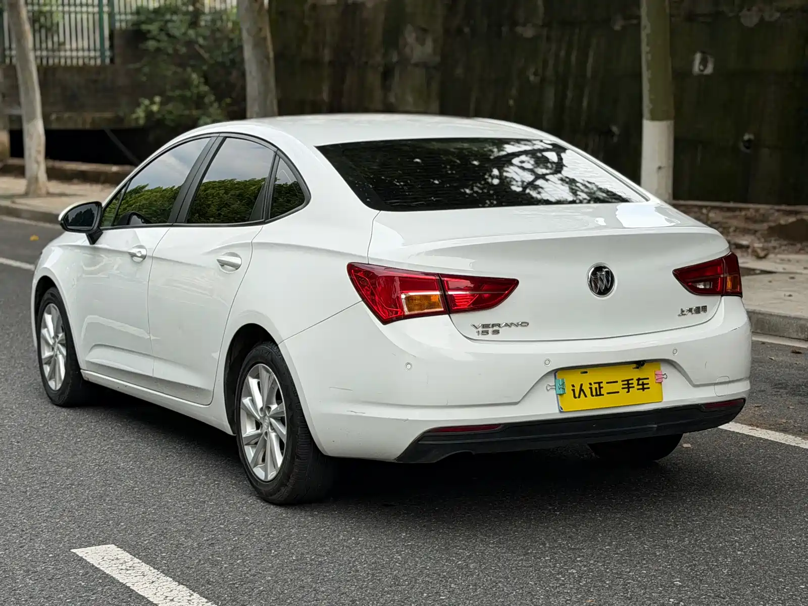 Photo 14 - Buick Verano