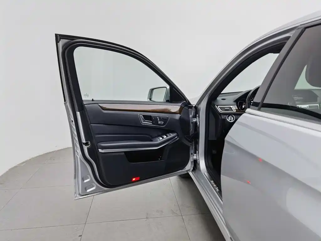 Photo 8 - Mercedes-Benz E-Class