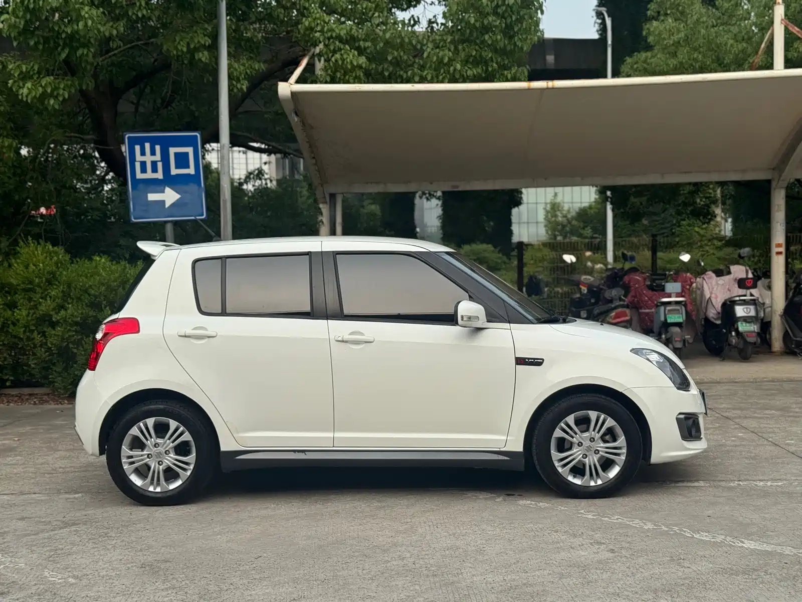 Фото 4 - Suzuki Swift