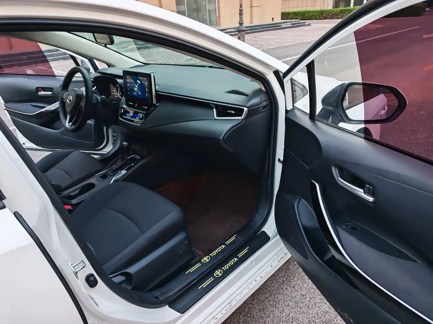 Toyota Corolla 2021 Hybrid 1.8L E-CVT Pioneer Edition фото 12