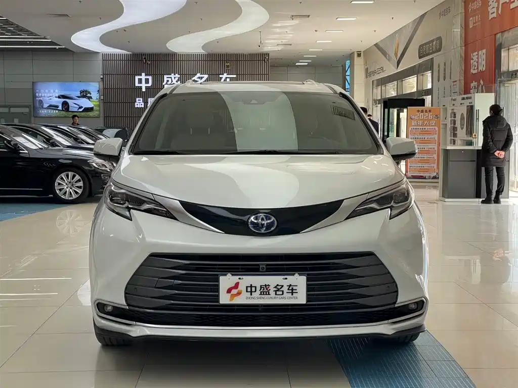 Toyota Sienna 2023 2.5L Hybrid Premium Edition фото 2