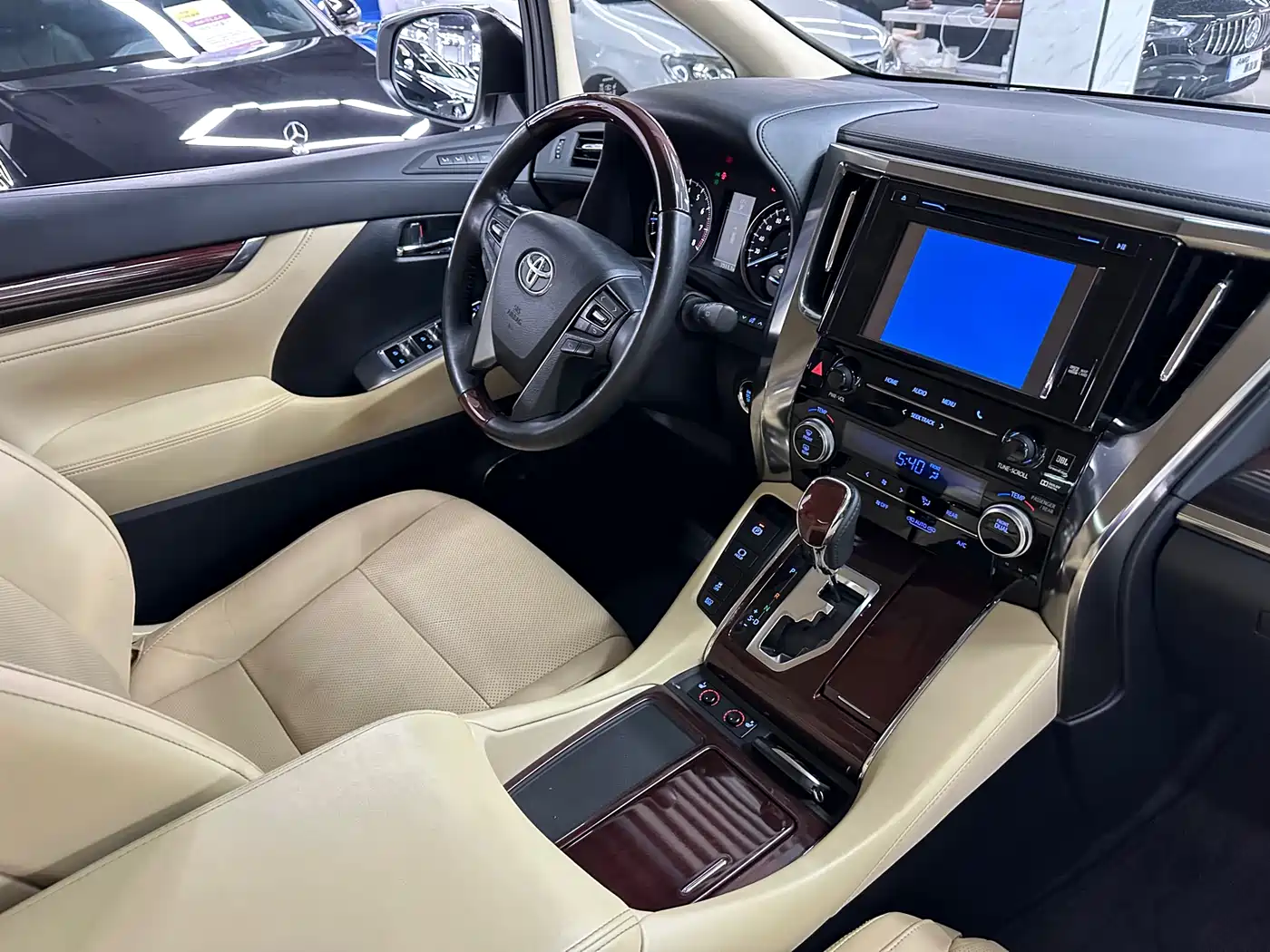 Toyota Alphard 2015 3.5L Luxury Edition фото 16