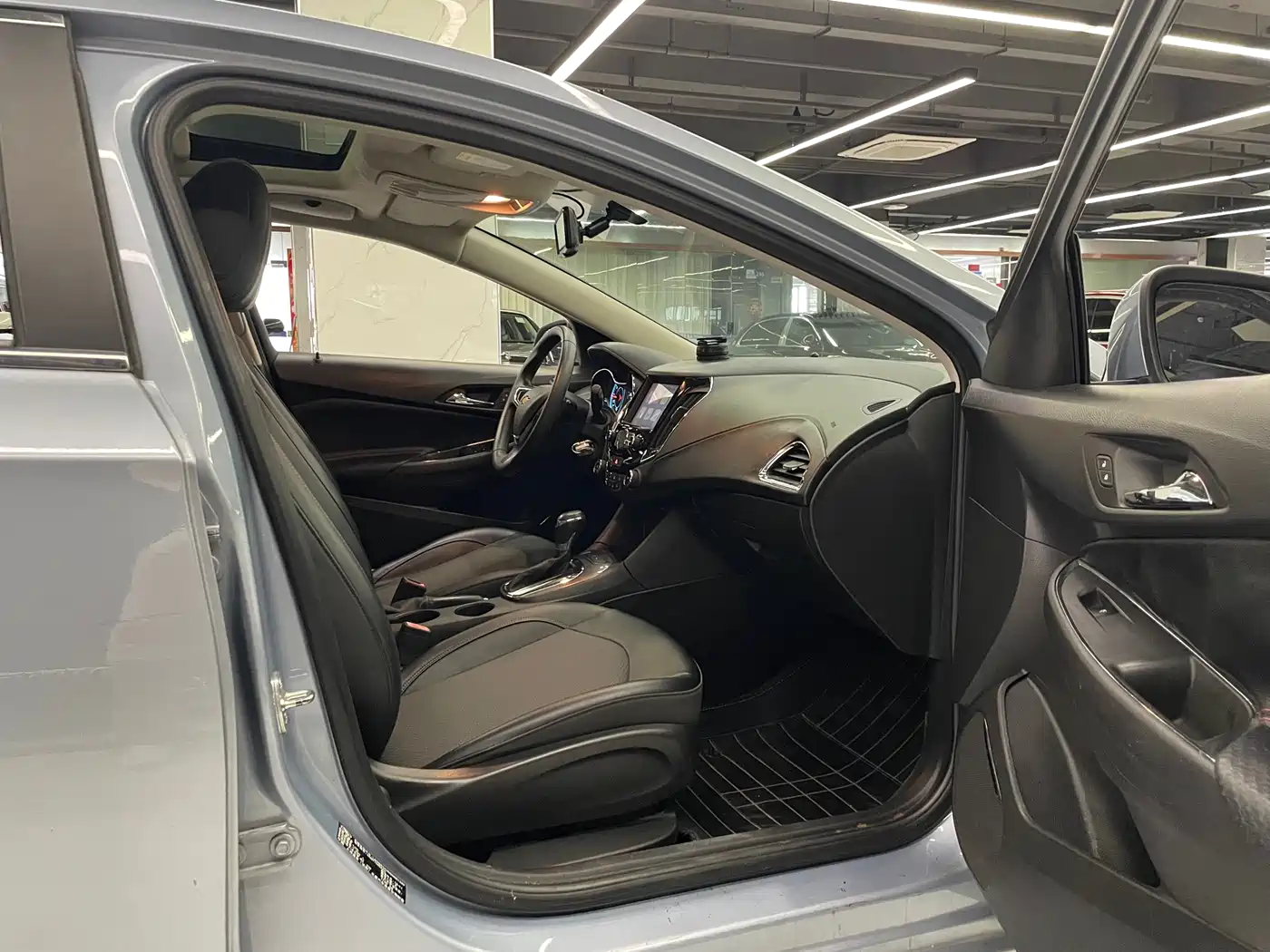 Photo 8 - Chevrolet Cruze