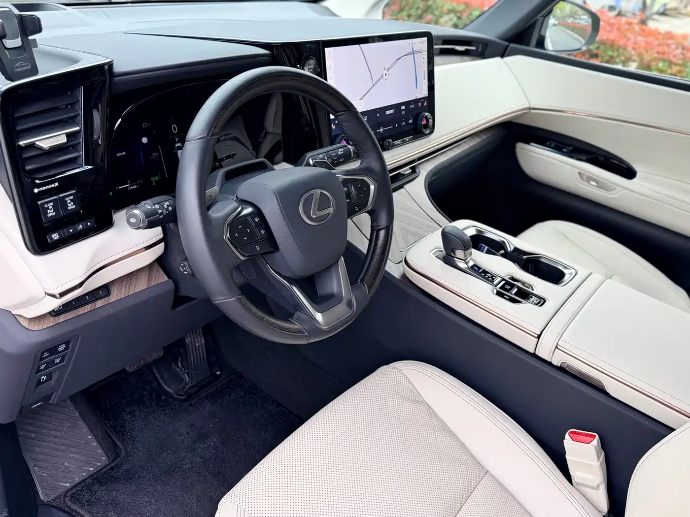 Lexus LM 2023 500h 6-Seater Prestige Edition фото 12