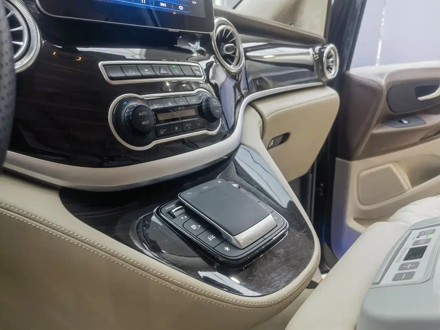 Mercedes-Benz Vito 2016 2.0T Elite Edition фото 7