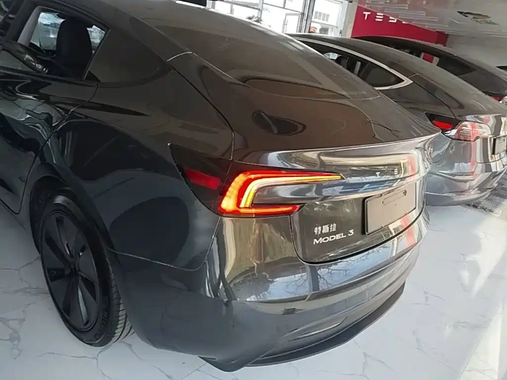 Фото 6 - Tesla Model 3