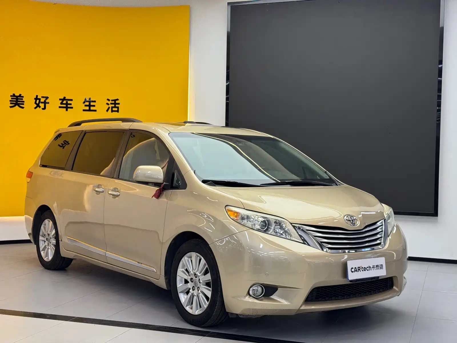 Фото 3 - Toyota Sienna