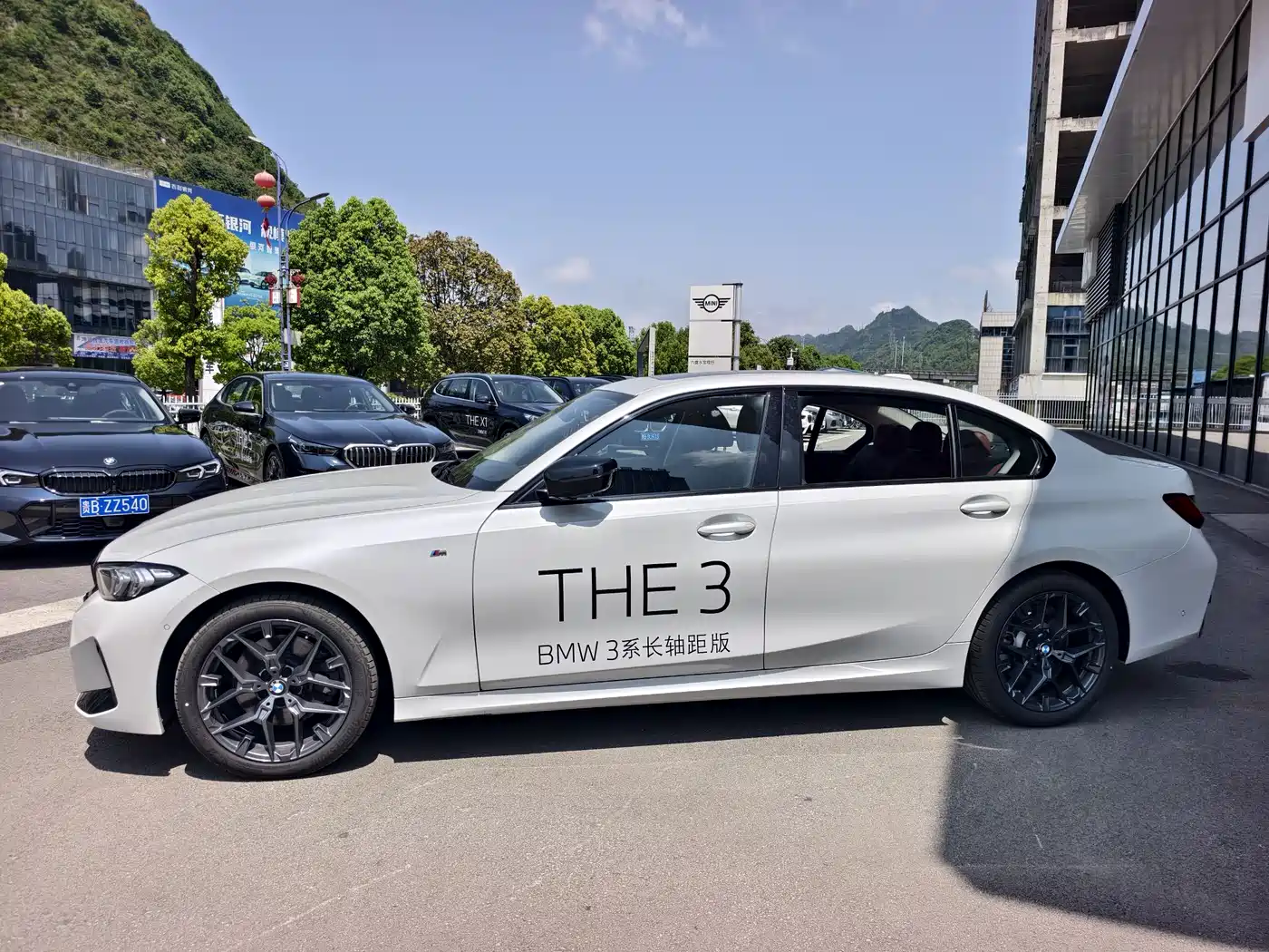 BMW 3 Series 2025 330Li M Sport Night Edition фото 3