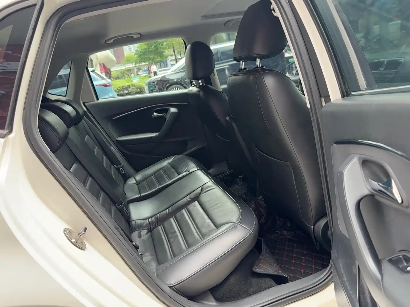 Volkswagen Polo 2014 1.6L Automatic Luxury Edition фото 11