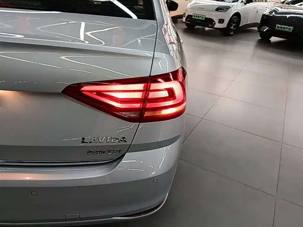 Volkswagen Lavida 2017 230TSI DSG Comfort Edition фото 8