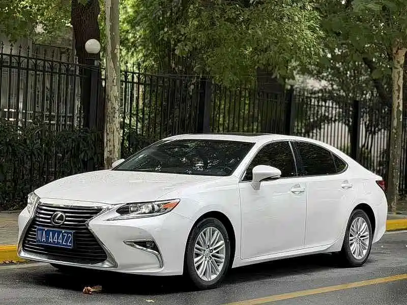 Фото 10 - Lexus ES