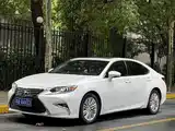 Photo 10 - Lexus ES