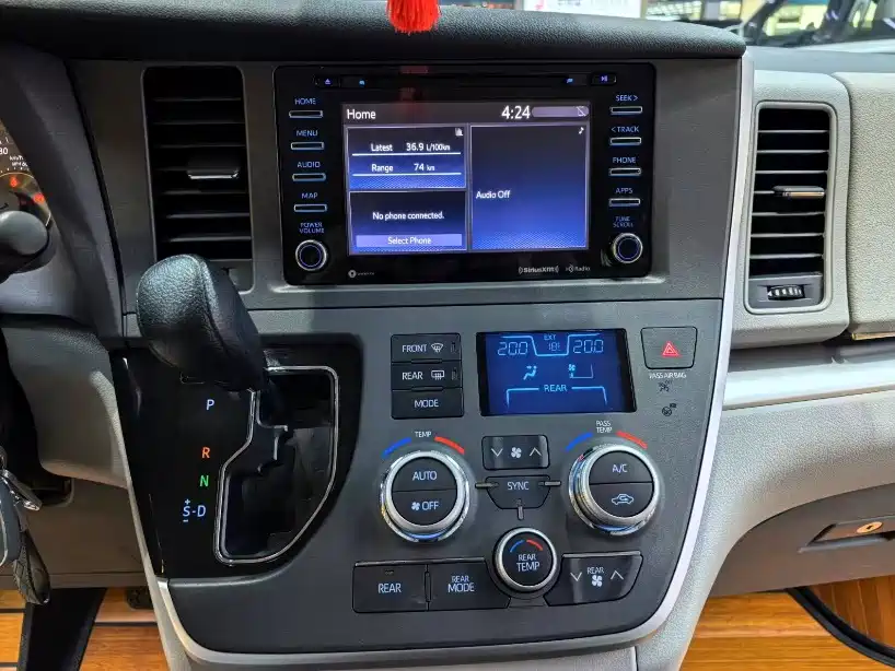صورة 10 - Toyota Sienna