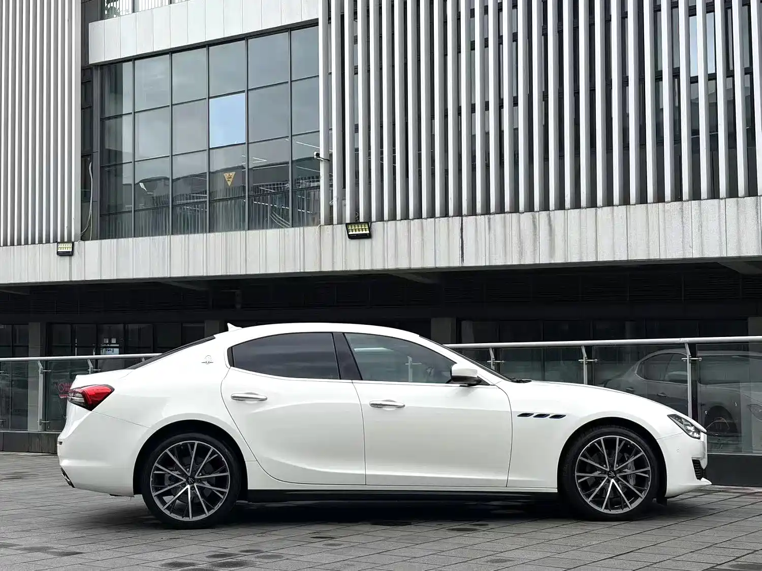 Photo 7 - Maserati Ghibli