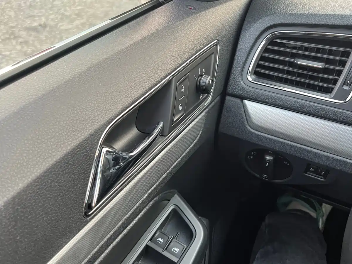 Volkswagen Lavida Tour 2015 1.6L Automatic Comfort Edition фото 18