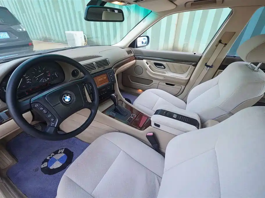 BMW 7 Series фото 3