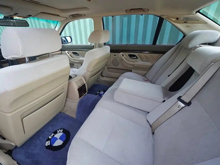 BMW 7 Series фото 9