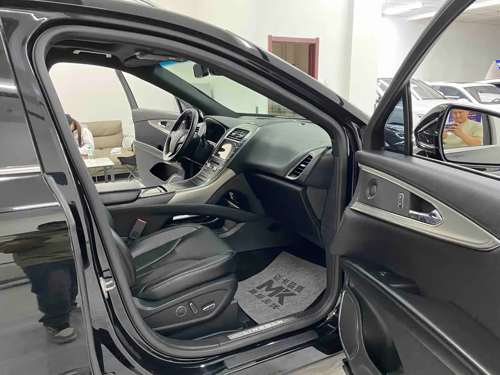 Photo 7 - Lincoln MKX