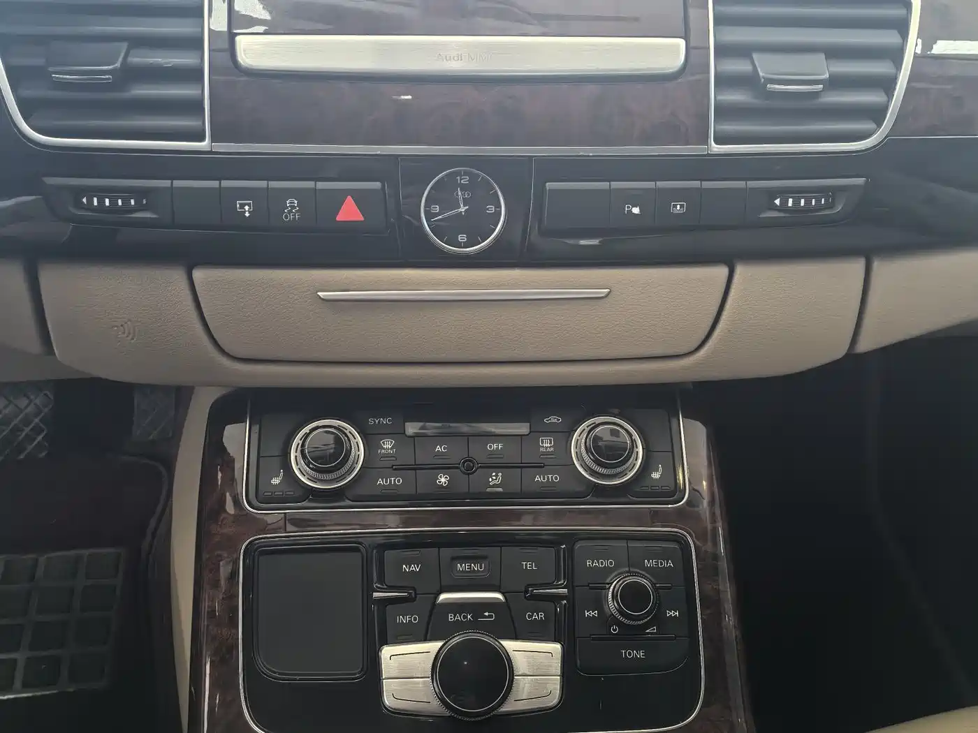 Audi A8 2011 A8L 3.0 TFSI quattro Comfort (213kW) фото 9