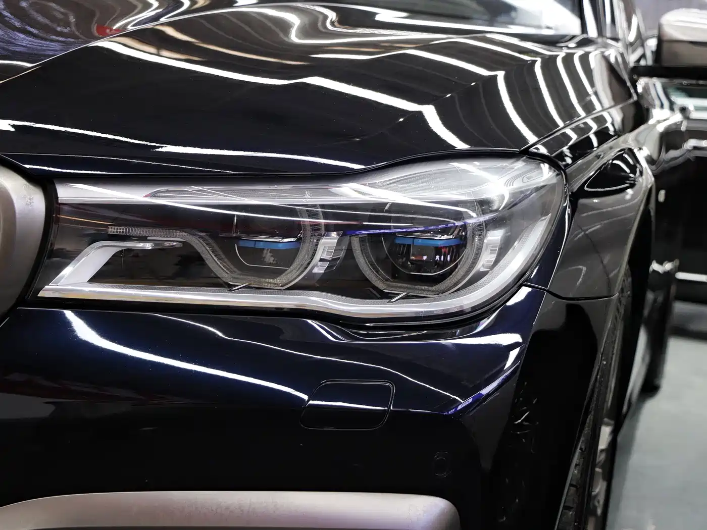 BMW 7 Series 2018 M760Li xDrive фото 40