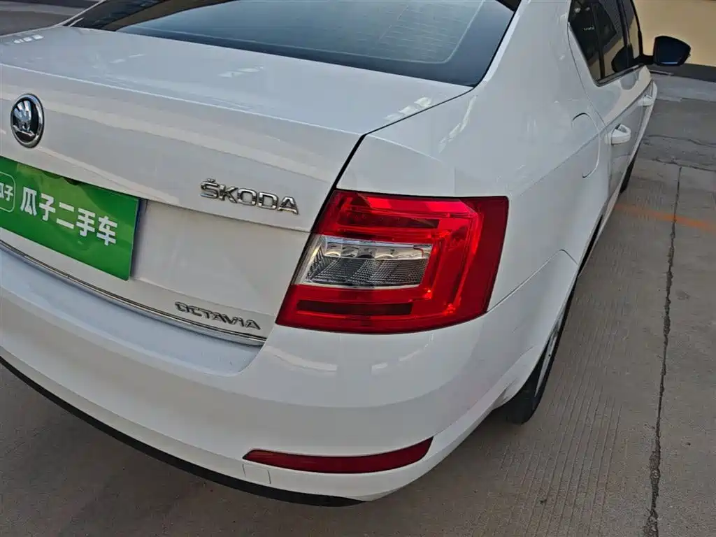 Škoda Octavia 2015 1.4TSI DSG Elegance Edition фото 8