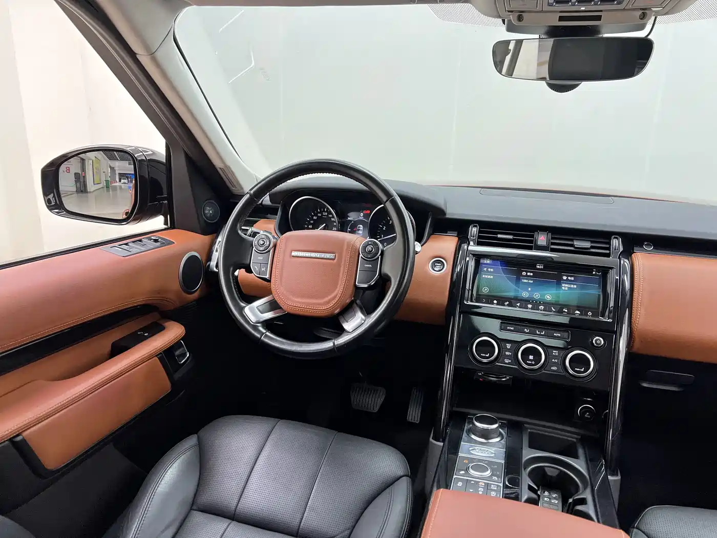 Land Rover Discovery 2017 3.0 SC V6 SE фото 14