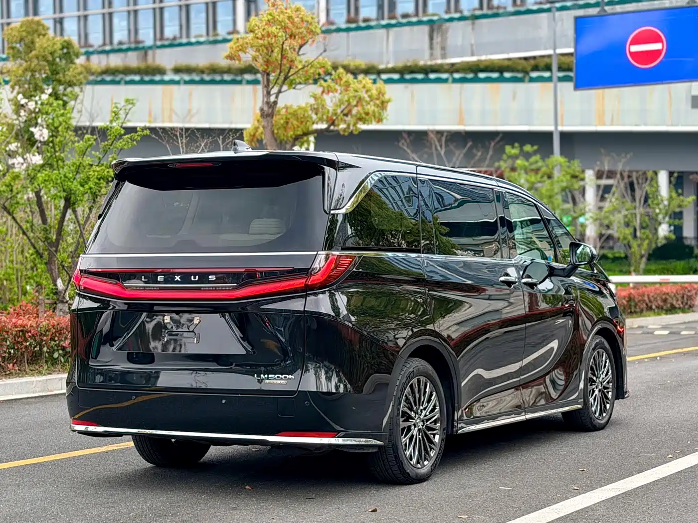 Lexus LM 2023 500h 6-Seater Prestige Edition фото 6