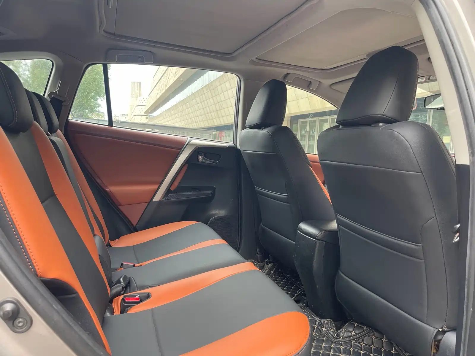 Фото 4 - Toyota RAV4