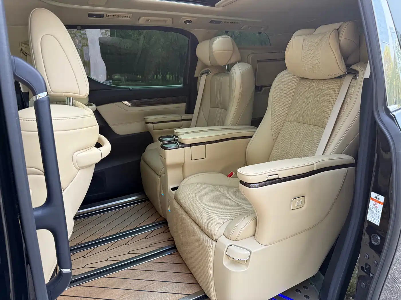 Toyota Vellfire 2021 Crown Hybrid 2.5L HV Premium Edition фото 7
