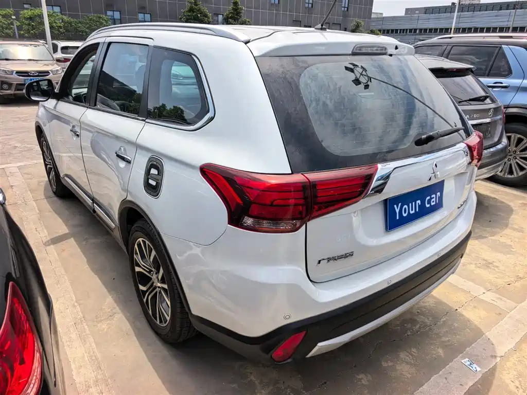 Mitsubishi Outlander 2016 2.4L 4WD Elite Edition 5-seater фото 4