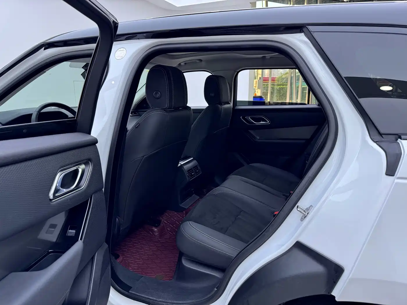 Фото 8 - Land Rover Range Rover Velar