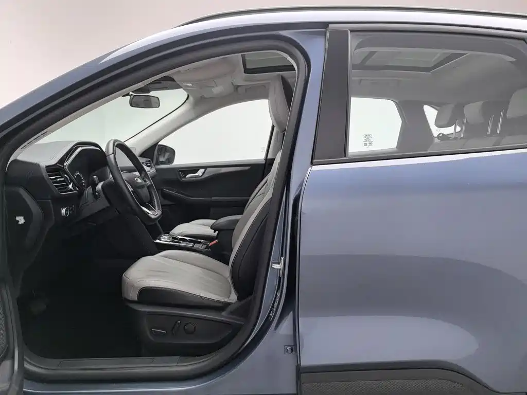 Photo 10 - Ford Escape